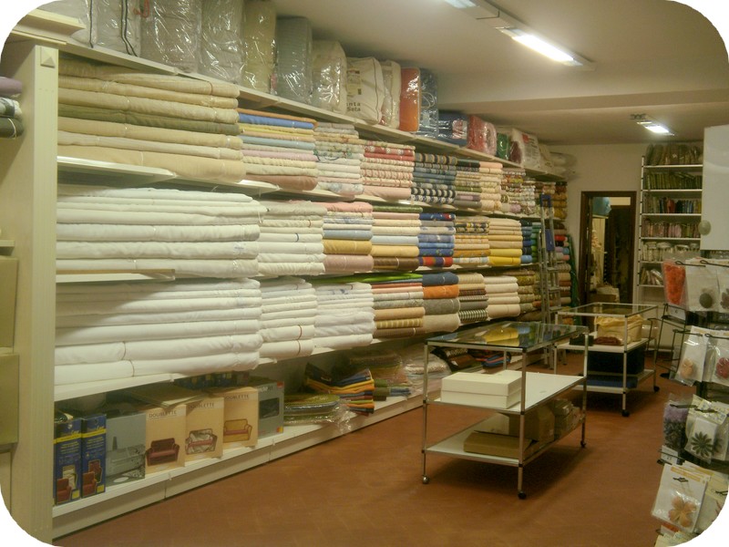 Scaffale per arredo negozio pezze di stoffa e tessuti