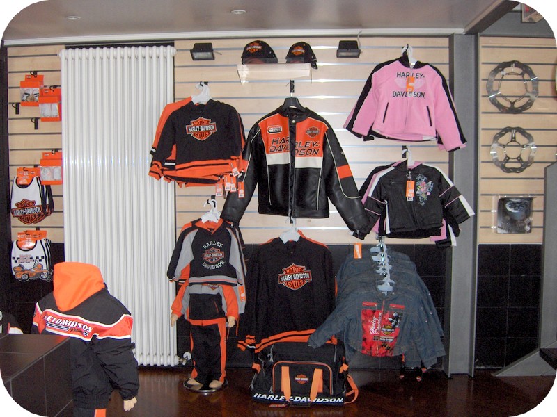 Esposizione di tute moto Harley Davidson su pannelli dogati