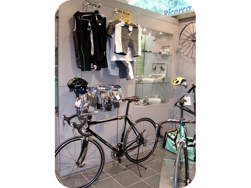 arredamento-negozio-bici-con-esposizione-bicicletta