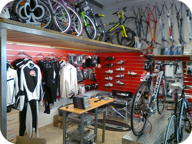 Esposizione di biciclette e abbigliamento ciclisti con pannelli dogati