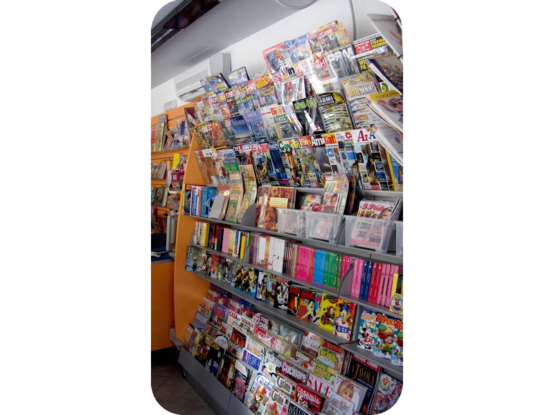 scaffale per esposizione giornali e riviste in negozio edicola