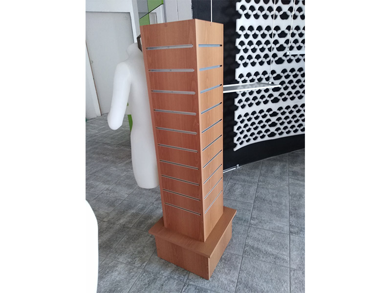 Colonna dogata su ruote colore faggio Colonna dogata su ruote colore faggio