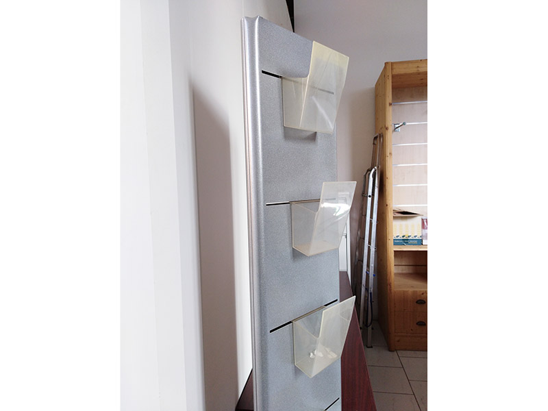 Fessure per inserimento tasche porta depliant Fessure per inserimento tasche porta depliant