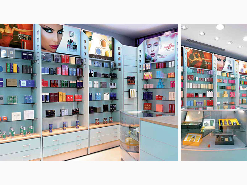 Arredamento profumeria con visual retroilluminato