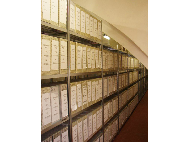 archivio per ufficio arredato con scaffalatura metallica