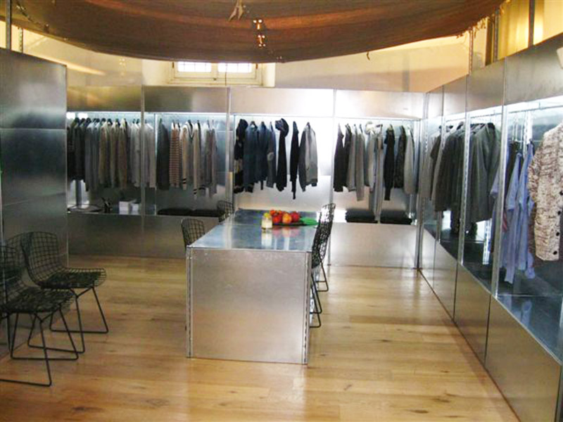 show-room abbigliamento in stile industriale con scaffali zincati